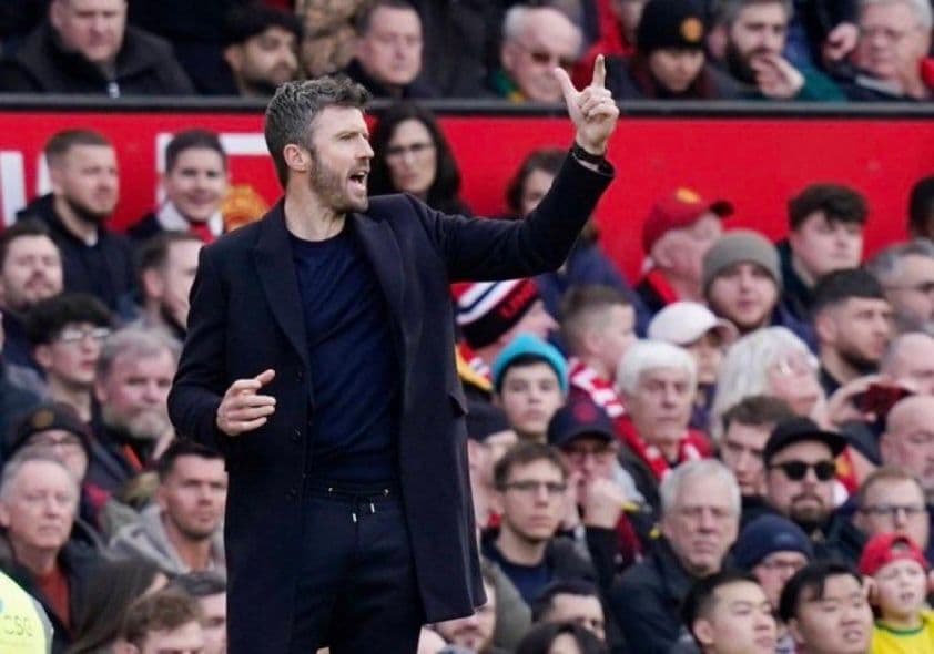 HLV Michael Carrick chỉ đạo trên sân trong trận đấu của Manchester United.