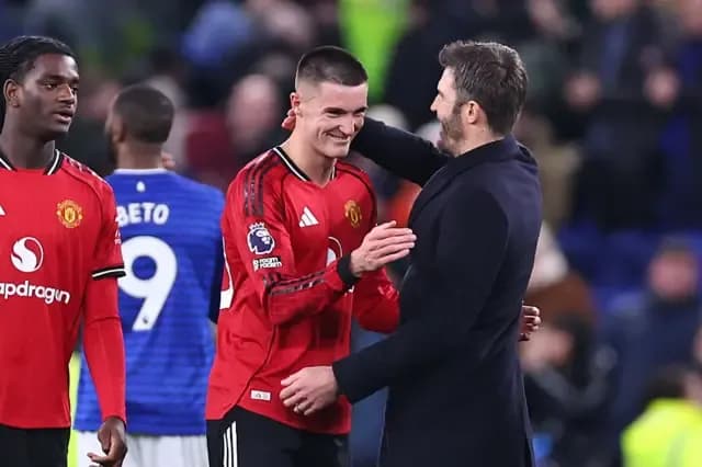 HLV Michael Carrick ôm chúc mừng Benjamin Sesko sau trận đấu, thể hiện sự tin tưởng vào cầu thủ trẻ và chiến thuật của anh.