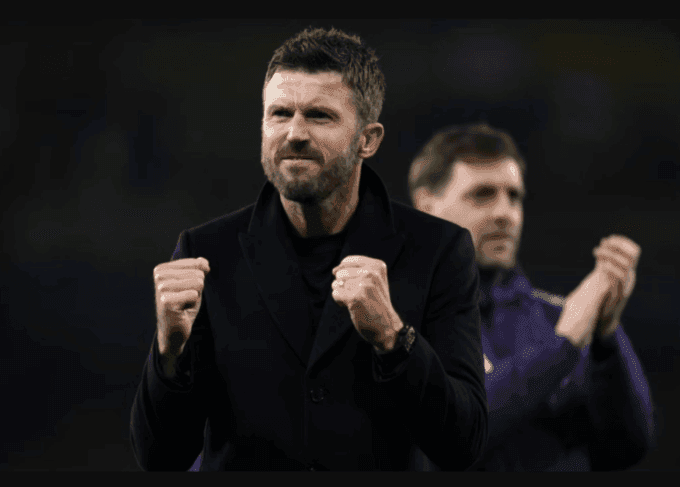 HLV Michael Carrick ăn mừng chiến thắng, thể hiện "làn gió mới" tại Manchester United.