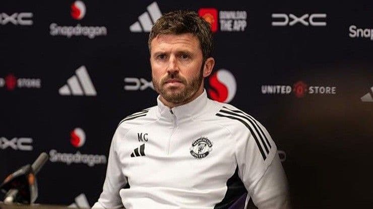 HLV Michael Carrick tại buổi họp báo, thảo luận về phong độ thăng hoa của Manchester United