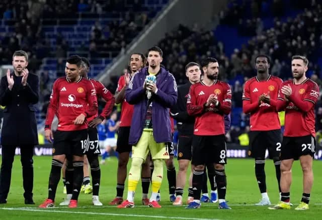 HLV Michael Carrick và các cầu thủ Manchester United vỗ tay cảm ơn người hâm mộ, thể hiện sự đoàn kết sau chiến thắng.