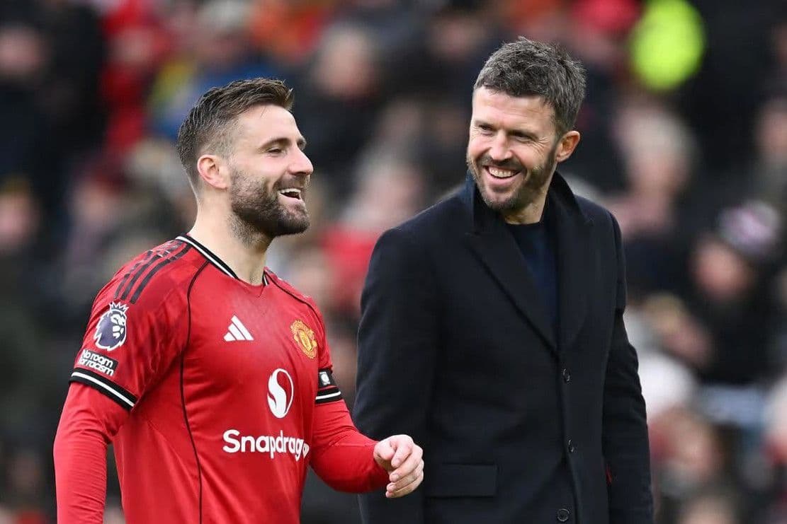 HLV Michael Carrick và cầu thủ Luke Shaw của Man Utd nở nụ cười sau chiến thắng tối thiểu, củng cố niềm tin vào đội bóng.