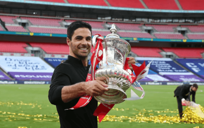 HLV Mikel Arteta của Arsenal giơ cao cúp FA, minh chứng cho hành trình xây dựng chiều sâu đội hình.