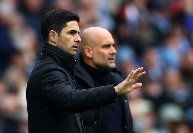 HLV Mikel Arteta của Arsenal và HLV Pep Guardiola của Man City trên sân cỏ, biểu tượng cho cuộc đối đầu thầy trò.