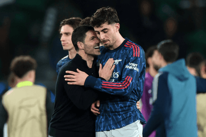 HLV Mikel Arteta chia vui cùng Kai Havertz sau chiến thắng quan trọng của Arsenal