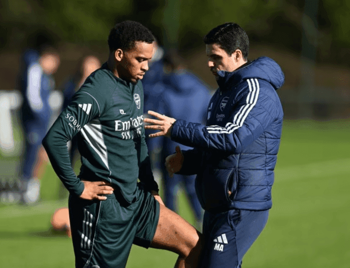 HLV Mikel Arteta dặn dò cầu thủ Arsenal trong buổi tập, nhấn mạnh tầm quan trọng của sự tập trung trước trận FA Cup.