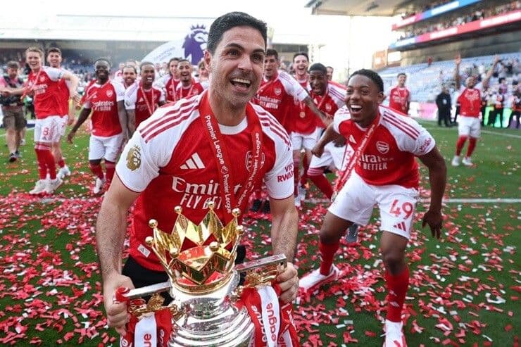 HLV Mikel Arteta ăn mừng chức vô địch Ngoại hạng Anh cùng Arsenal, thể hiện tham vọng lớn của đội bóng