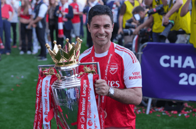 HLV Mikel Arteta ăn mừng cùng chiếc cúp vô địch Ngoại hạng Anh, thành quả của bản lĩnh thép.