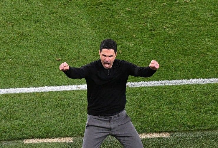 HLV Mikel Arteta ăn mừng cuồng nhiệt, thể hiện tinh thần thép và ý chí chiến thắng của Arsenal.