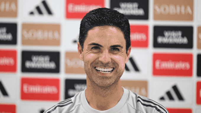 HLV Mikel Arteta tươi cười, biểu tượng cho vai trò chiến lược của các huấn luyện viên trong việc định đoạt số phận mùa giải Ngoại Hạng Anh.