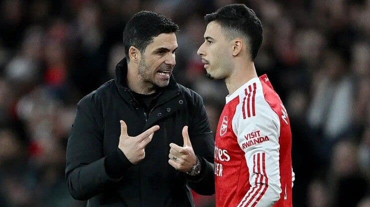 HLV Mikel Arteta trao đổi với Gabriel Martinelli về tương lai của cầu thủ tại Arsenal.