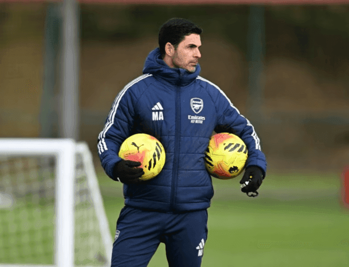 HLV Mikel Arteta trên sân tập, thể hiện triết lý quản lý thể lực của Arsenal.
