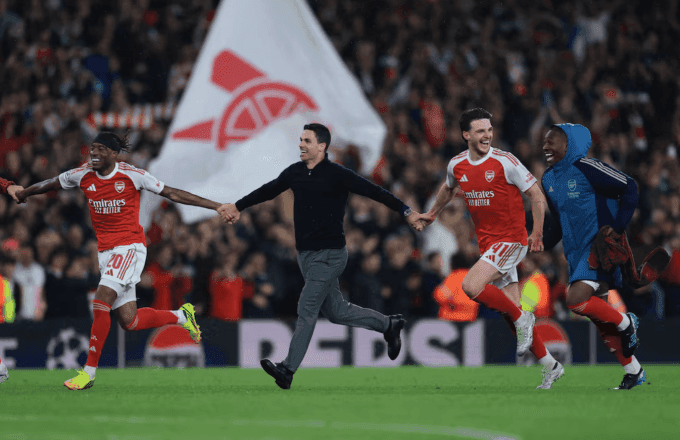 HLV Mikel Arteta và các cầu thủ Arsenal ăn mừng chiến thắng tại Champions League, thể hiện sự chuyển mình và thành công của đội bóng.