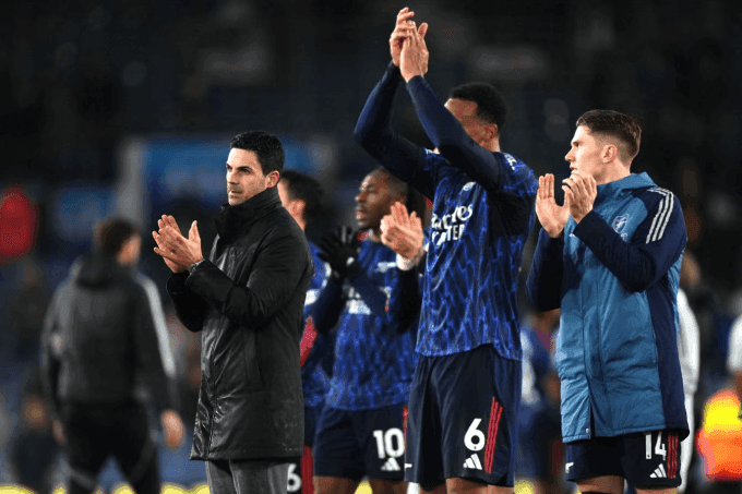 HLV Mikel Arteta và các cầu thủ Arsenal vỗ tay tri ân người hâm mộ, thể hiện tinh thần và khát vọng chinh phục Cúp Liên đoàn Anh.