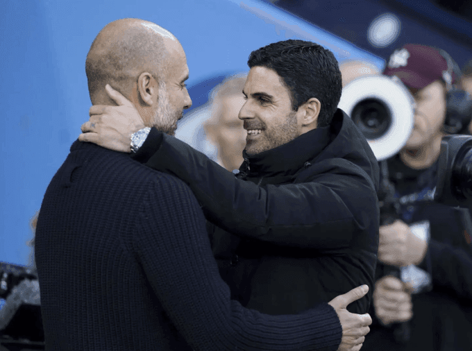 HLV Mikel Arteta và Pep Guardiola ôm nhau, biểu tượng cho cuộc đối đầu chiến thuật đỉnh cao.