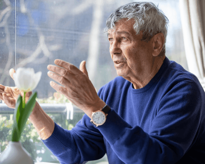 HLV Mircea Lucescu của Romania trả lời phỏng vấn, thể hiện quyết tâm chấm dứt chuỗi ngày chờ đợi World Cup.