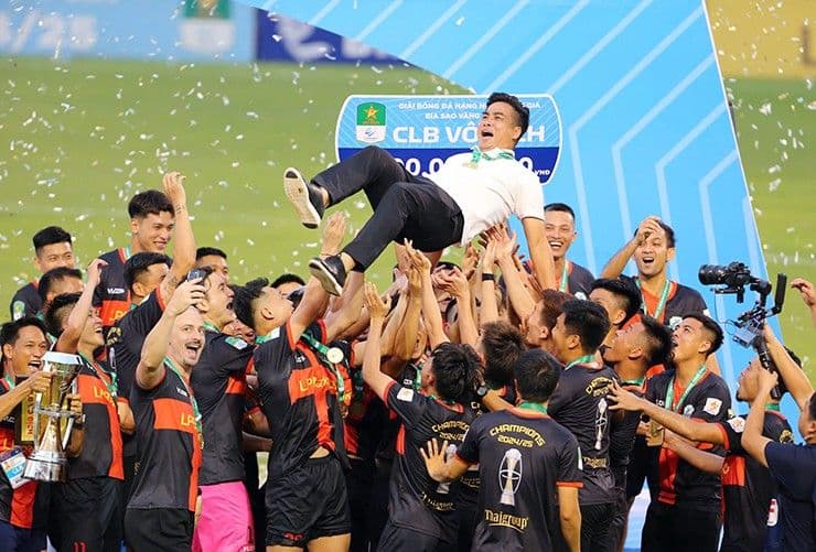 HLV Nguyễn Việt Thắng được các cầu thủ Phù Đổng Ninh Bình tung hô sau chiến tích thăng hạng V-League.