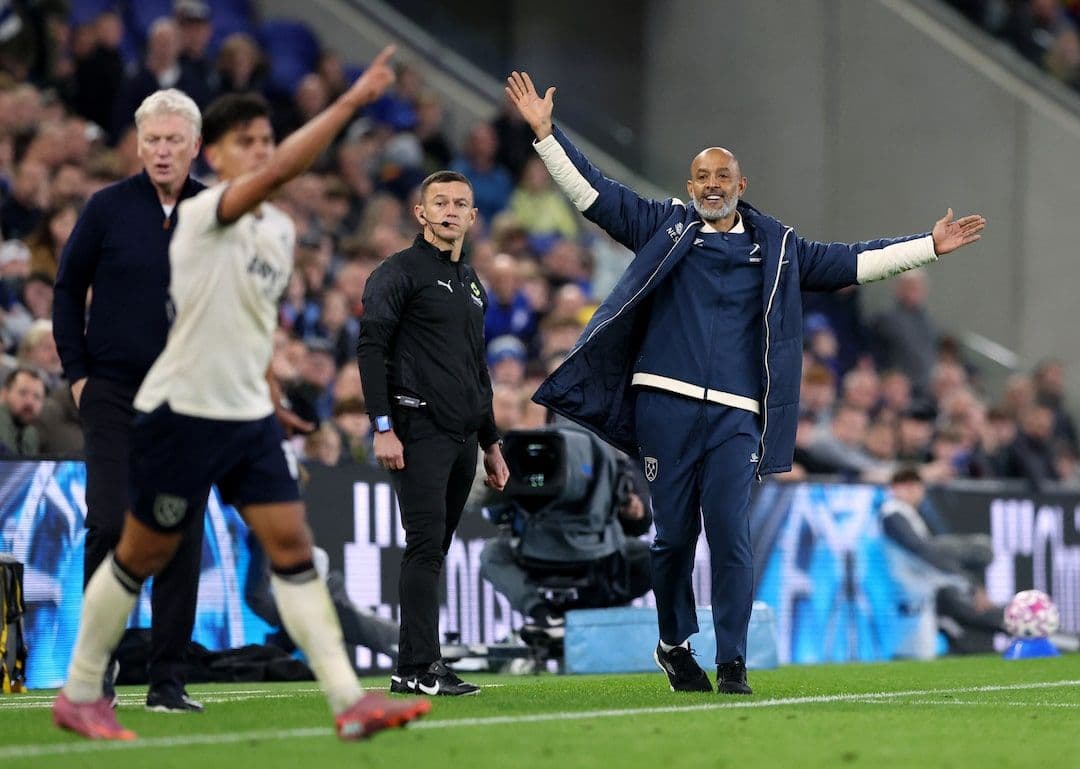 HLV Nuno Espirito Santo chỉ đạo trên sân trong trận đấu giữa Everton và West Ham.