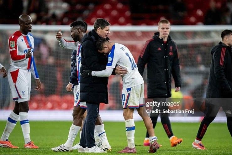HLV Oliver Glasner và cầu thủ Crystal Palace ăn mừng chiến thắng trước Liverpool