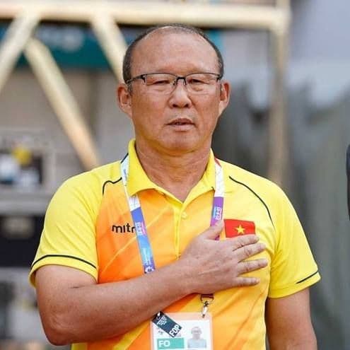 HLV Park Hang-seo đặt tay lên ngực, thể hiện sự tận hiến và gánh nặng kỳ vọng quốc gia khi còn dẫn dắt đội tuyển.