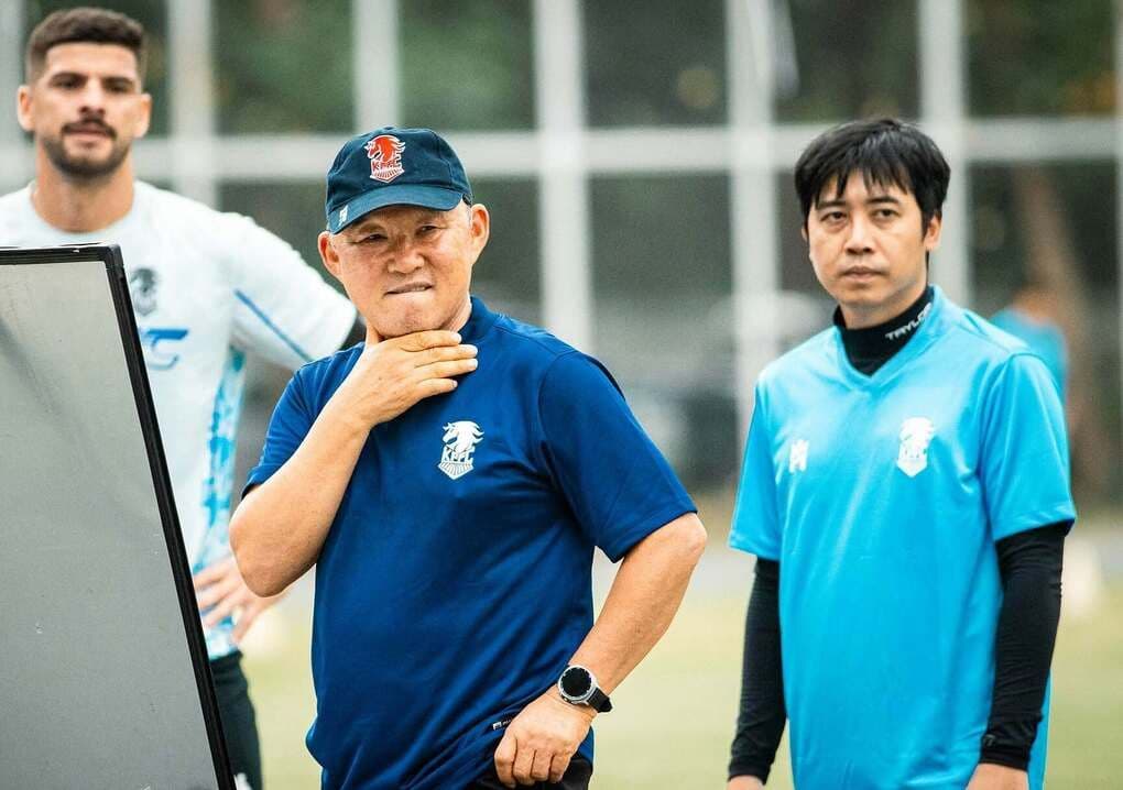 HLV Park Hang-seo trong buổi tập cùng đội Kanchanaburi FC, tiếp tục hành trình và di sản bóng đá của mình.