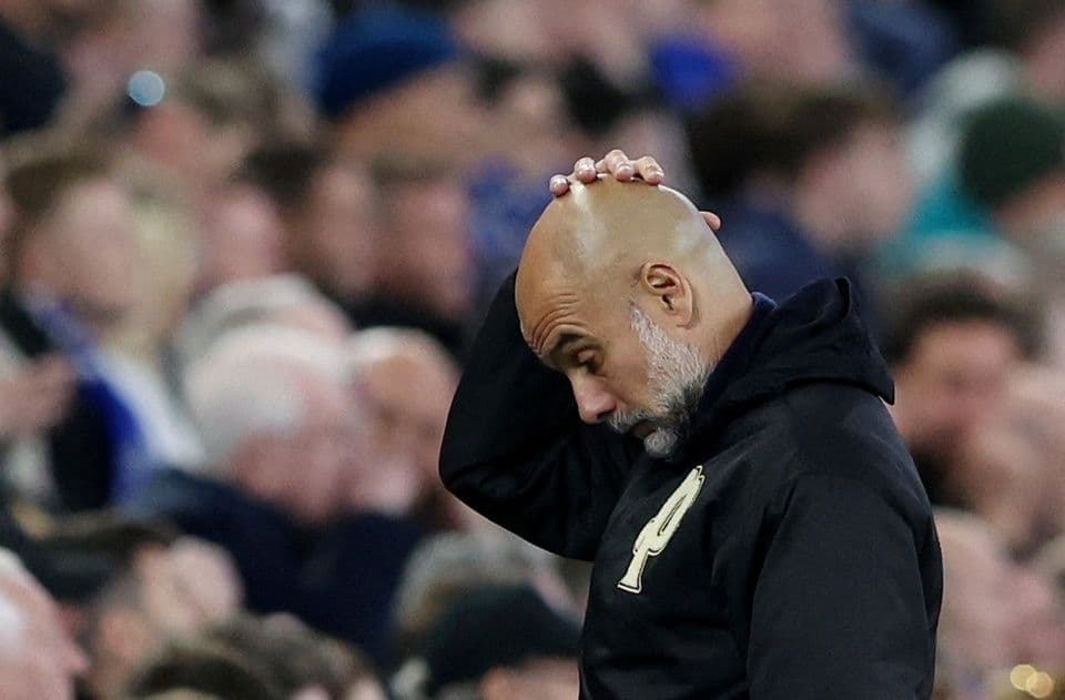 HLV Pep Guardiola của Man City thể hiện sự thất vọng trong trận đấu với Everton, phản ánh áp lực và sự bất toàn của đội bóng.