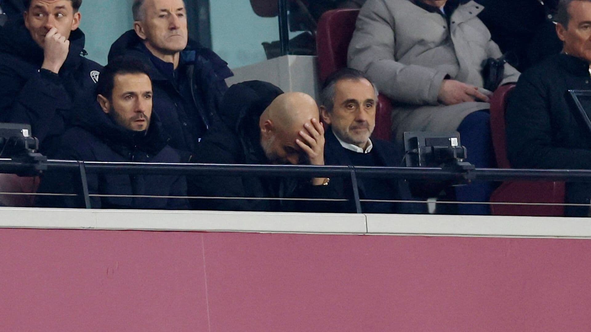 HLV Pep Guardiola của Man City thể hiện sự thất vọng và bế tắc chiến thuật trong trận đấu.