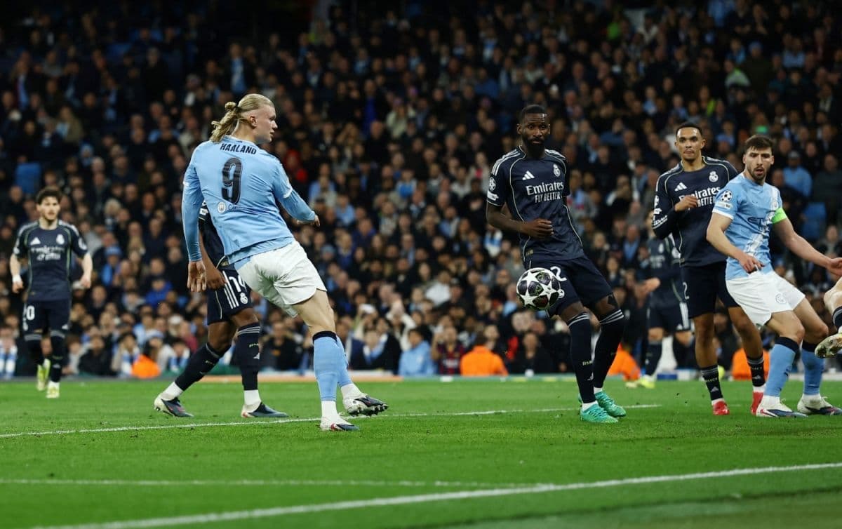 HLV Pep Guardiola của Man City với vẻ mặt lo lắng dưới áp lực của Champions League.