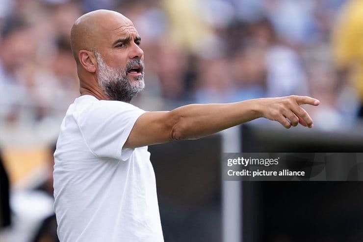 HLV Pep Guardiola chỉ đạo, thể hiện sự hài lòng về màn trình diễn đẳng cấp của Man City.
