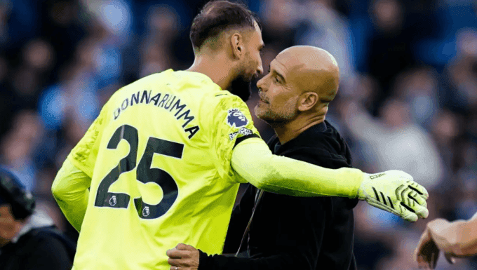 HLV Pep Guardiola ôm thủ môn Gianluigi Donnarumma của Man City, người đã thể hiện bản lĩnh.