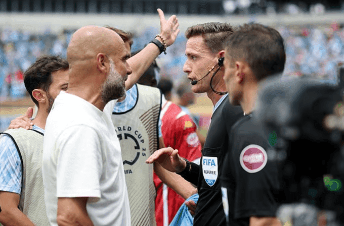 HLV Pep Guardiola phàn nàn với trọng tài Ramon Abbati sau trận Man City thắng Wydad 2-0 trên sân Lincoln Financial, thành phố Philadelphia, bang Pennsylvania, Mỹ, ngày 18/6/2025. Ảnh: FIFA