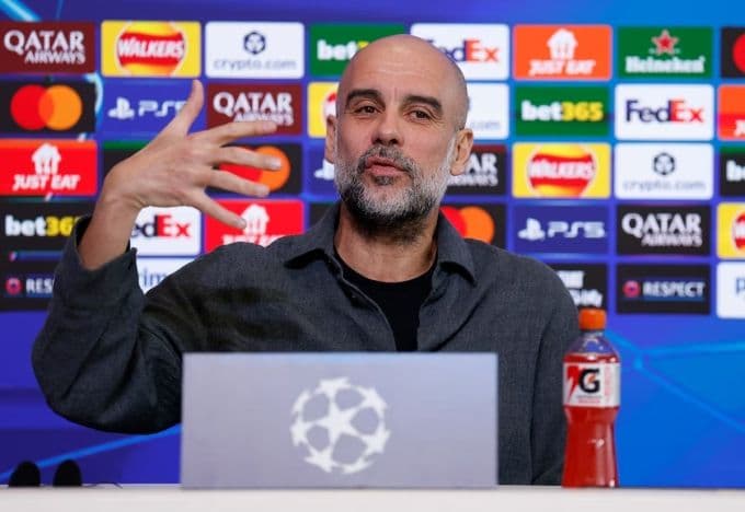 HLV Pep Guardiola phát biểu tại họp báo, thể hiện áp lực và niềm tin của Man City.