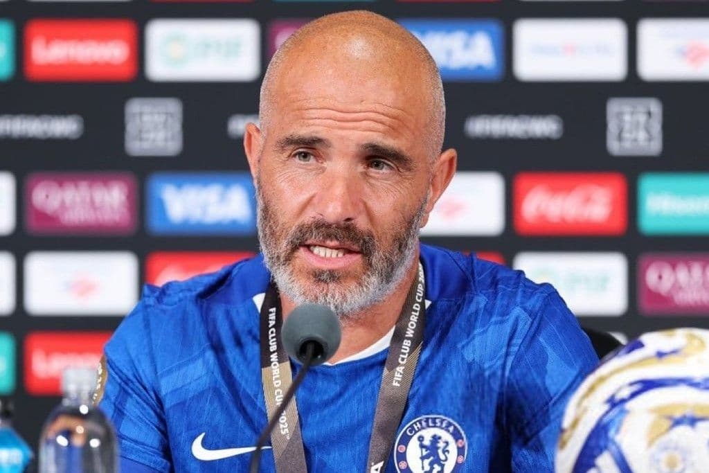 HLV Pep Guardiola tại buổi họp báo, người rất muốn có Rafael Leao.