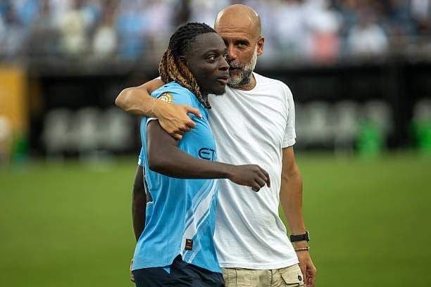 HLV Pep Guardiola và cầu thủ Doku, biểu tượng cho sự tiến hóa đáng sợ trong lối chơi của Man City.