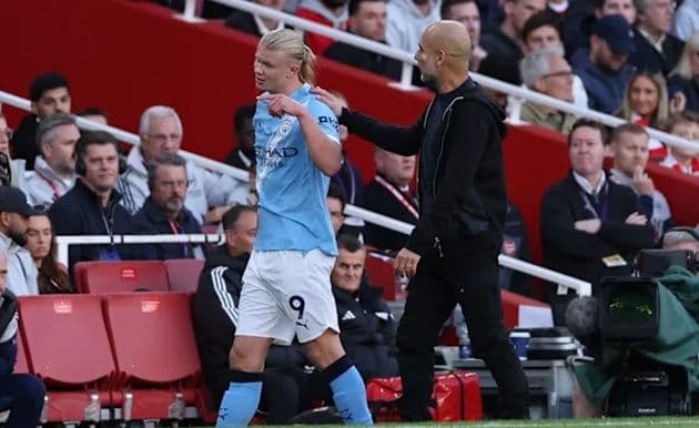 HLV Pep Guardiola và tiền đạo Erling Haaland của Man City trên sân, thể hiện sự trở lại của Haaland sau chấn thương