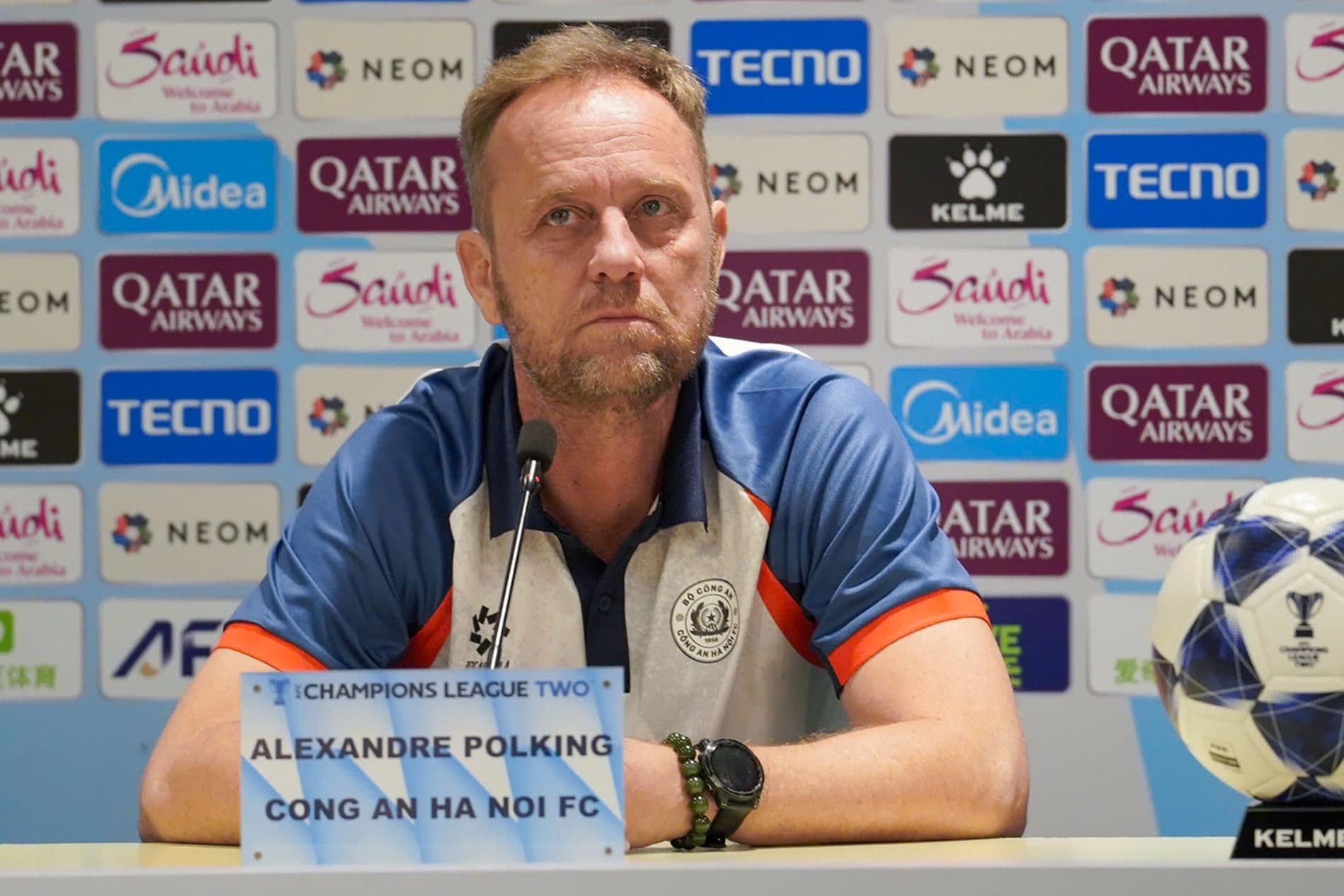 HLV Polking của CAHN tại họp báo, bàn về chiến thuật và kinh nghiệm.