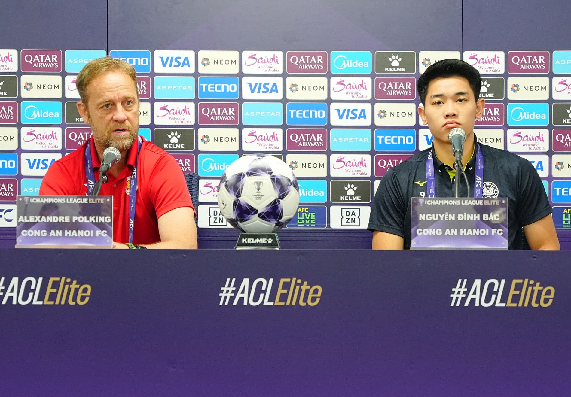 HLV Polking và tiền đạo Nguyễn Đình Bắc của CAHN tại buổi họp báo AFC Champions League Elite