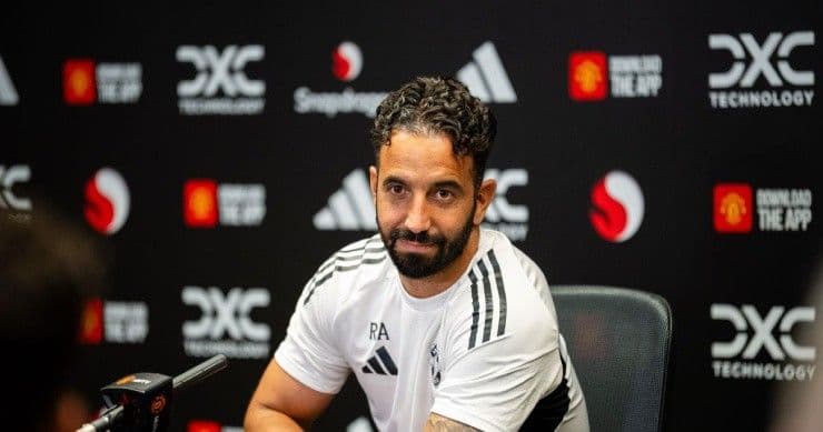 HLV Ruben Amorim của Manchester United tại buổi họp báo, dẫn dắt công cuộc tái thiết đội hình.