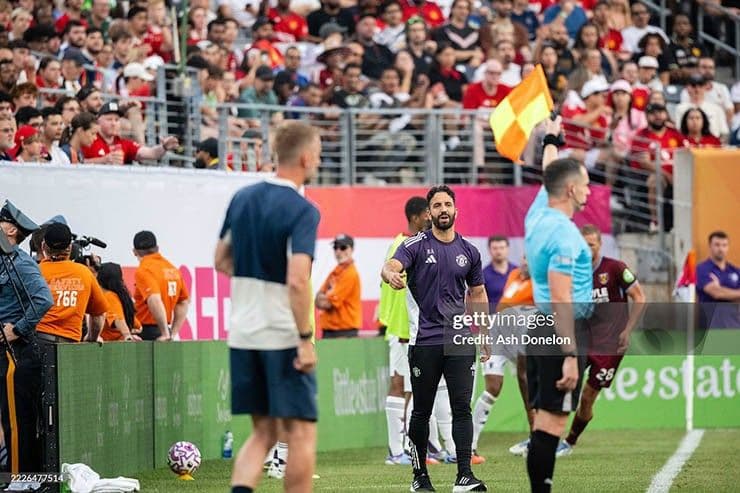 HLV Ruben Amorim chỉ đạo trận đấu ra mắt của Manchester United
