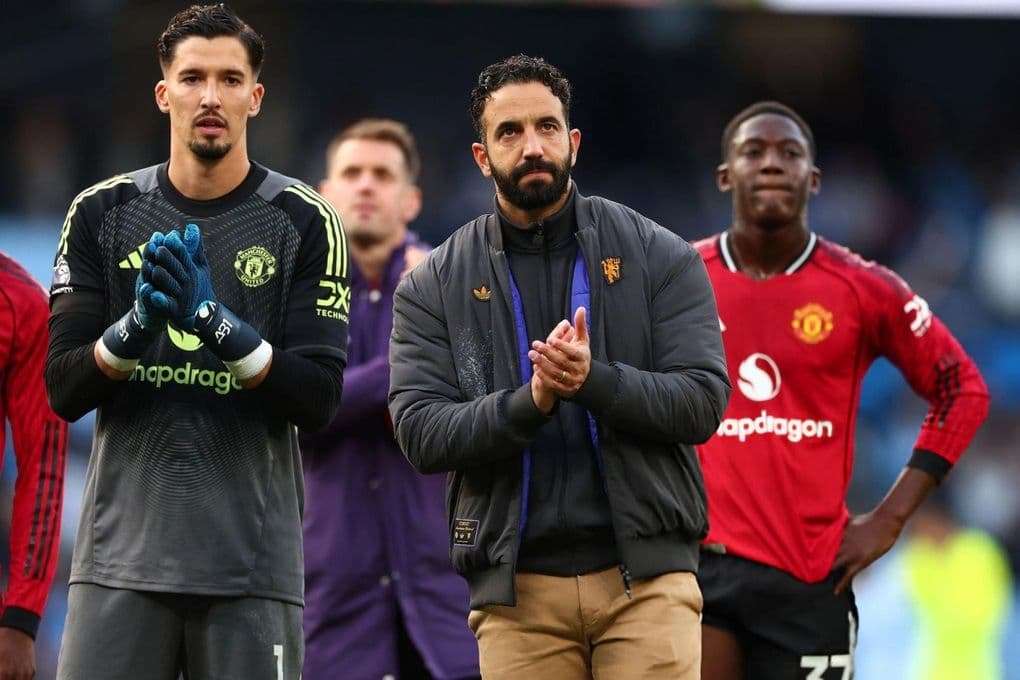 HLV Ruben Amorim trên băng ghế chỉ đạo của Manchester United, đối mặt với áp lực lớn.