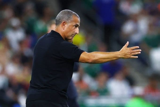 HLV Sabri Lamouchi chỉ đạo trong trận đấu của Tunisia tại World Cup 2026, minh họa áp lực trên chiếc ghế nóng.