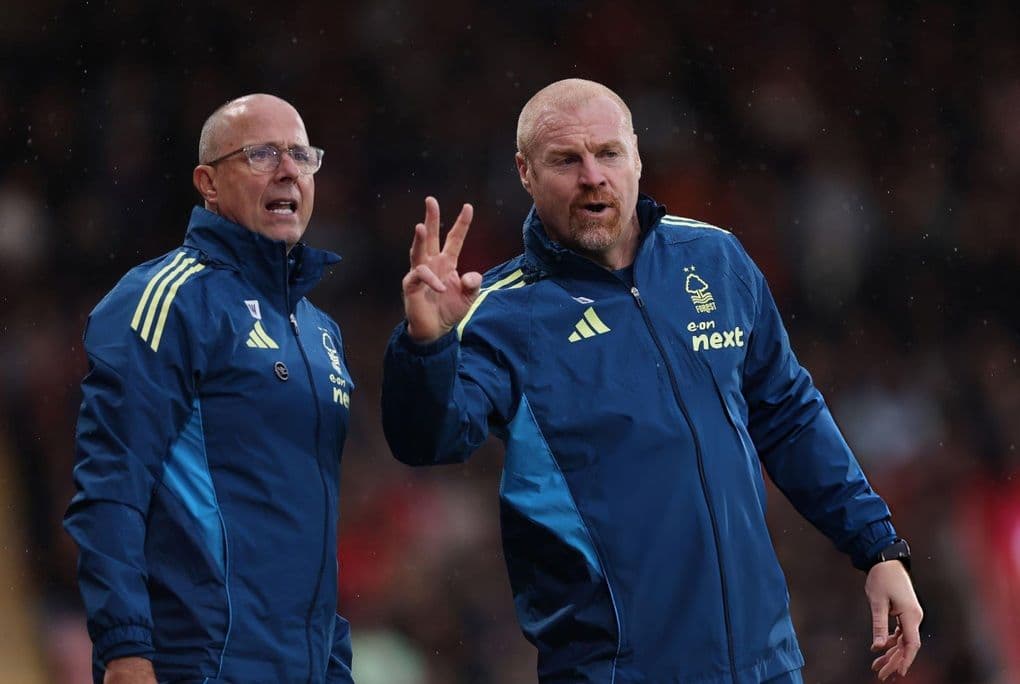 HLV Sean Dyche của Nottingham Forest trên sân, đối mặt với áp lực trụ hạng và hàng công bế tắc.