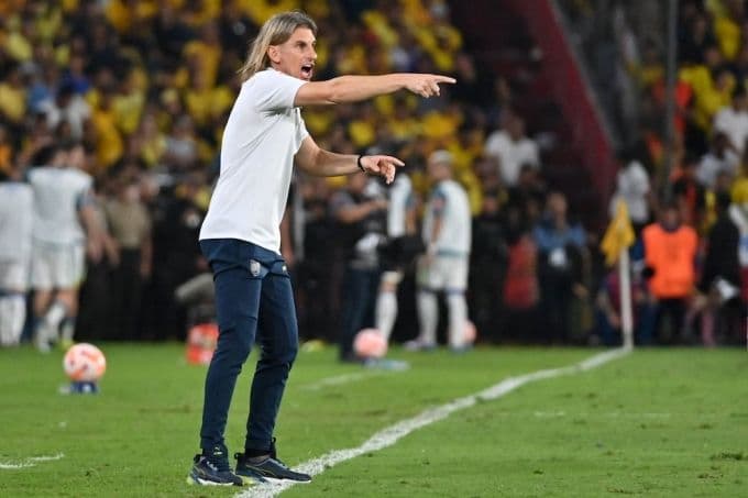 HLV Sebastian Beccacece chỉ đạo, người đã xây dựng pháo đài phòng ngự và tư duy bóng đá mới cho Ecuador.