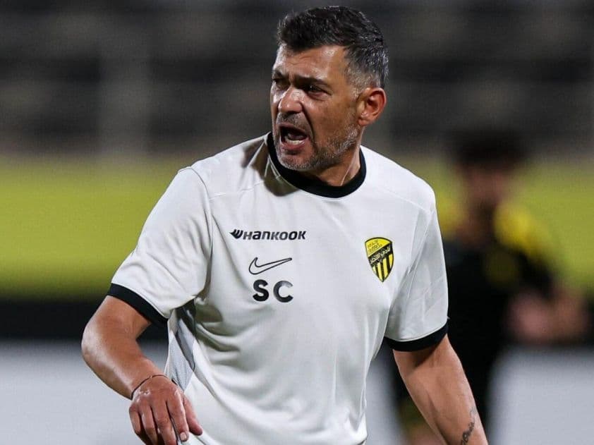 HLV Sergio Conceicao của Al Ittihad chỉ đạo trên sân, minh họa sự đa dạng chiến thuật tại AFC Champions League.