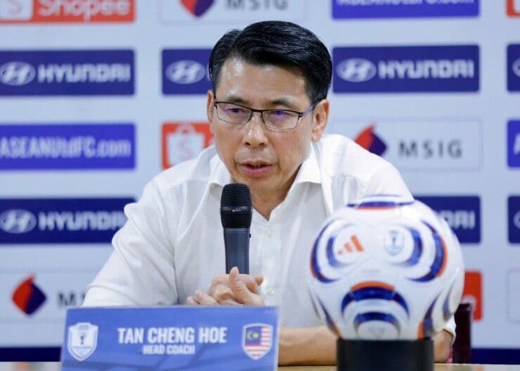 HLV Tan Cheng Hoe của đội tuyển Malaysia phát biểu tại buổi họp báo, thể hiện niềm tin vào đội bóng dù đối mặt với thực tại nghiệt ngã.