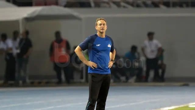 HLV Thomas Dooley của đội tuyển Bangladesh trên sân, đối mặt với lịch trình dày đặc và thách thức chuẩn bị cho FIFA ASEAN Cup.