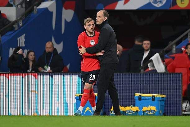 HLV Thomas Tuchel ôm Jarrod Bowen, biểu tượng cho những quyết định nhân sự táo bạo của ông dưới áp lực lớn