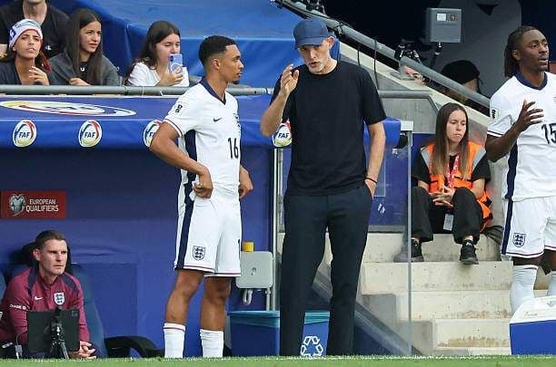 HLV Thomas Tuchel trao đổi với Trent Alexander-Arnold, cầu thủ đang đối mặt với tương lai không chắc chắn ở đội tuyển Anh
