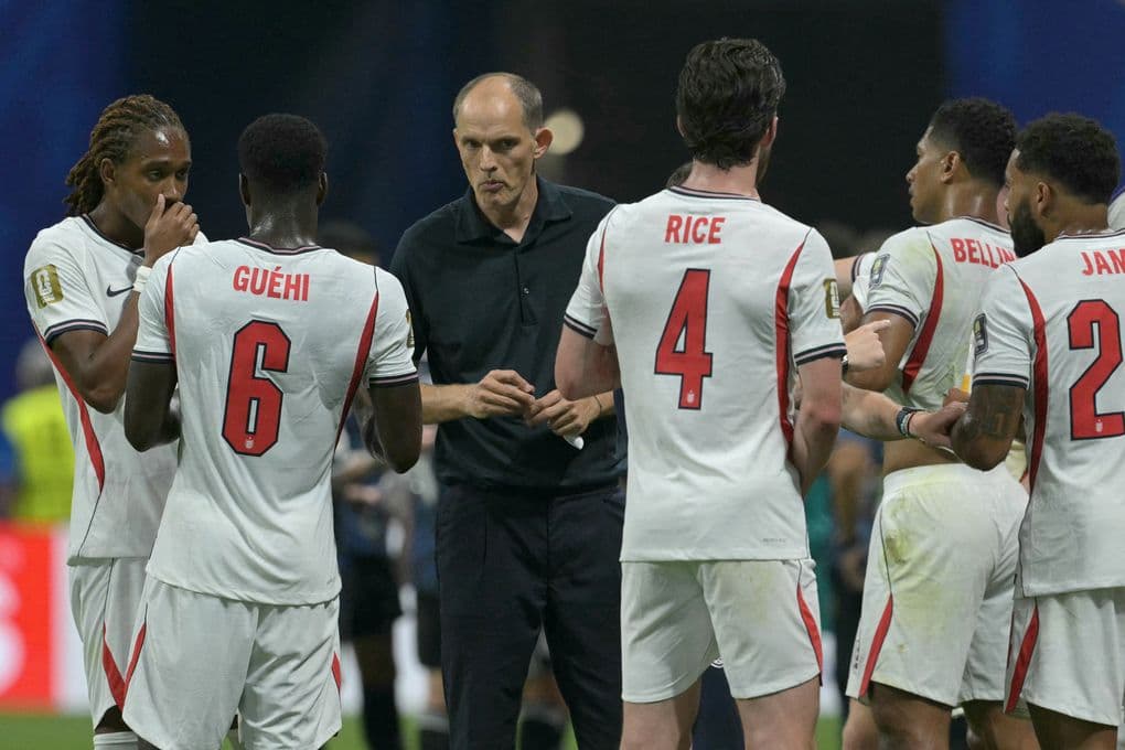 HLV Thomas Tuchel và các cầu thủ Anh thể hiện sự thất vọng sau trận thua bán kết World Cup 2026.