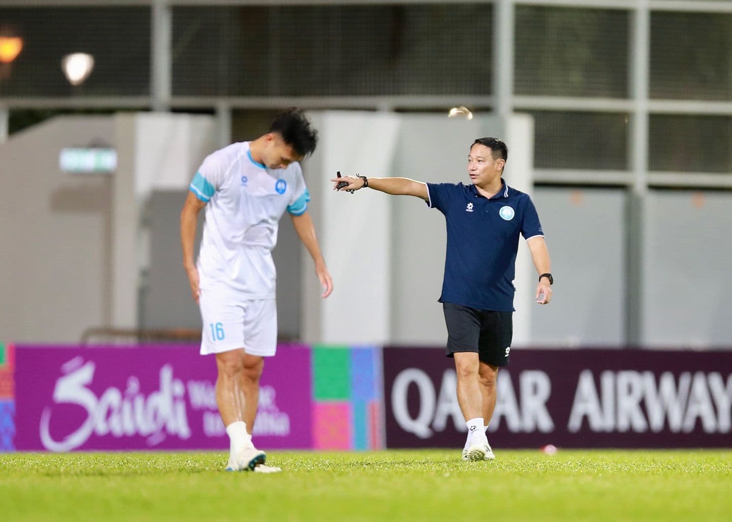 HLV Vũ Hồng Việt chỉ đạo trên sân, đối mặt với áp lực và những rủi ro của đội hình nhiều ngoại binh.